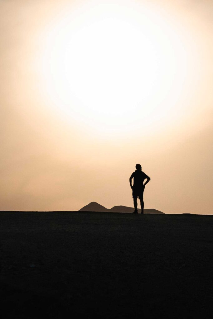 Fotografie der Wüste Judäa mit Sand, Felsen und weitem Horizont, Landschaftsaufnahme in warmem Licht